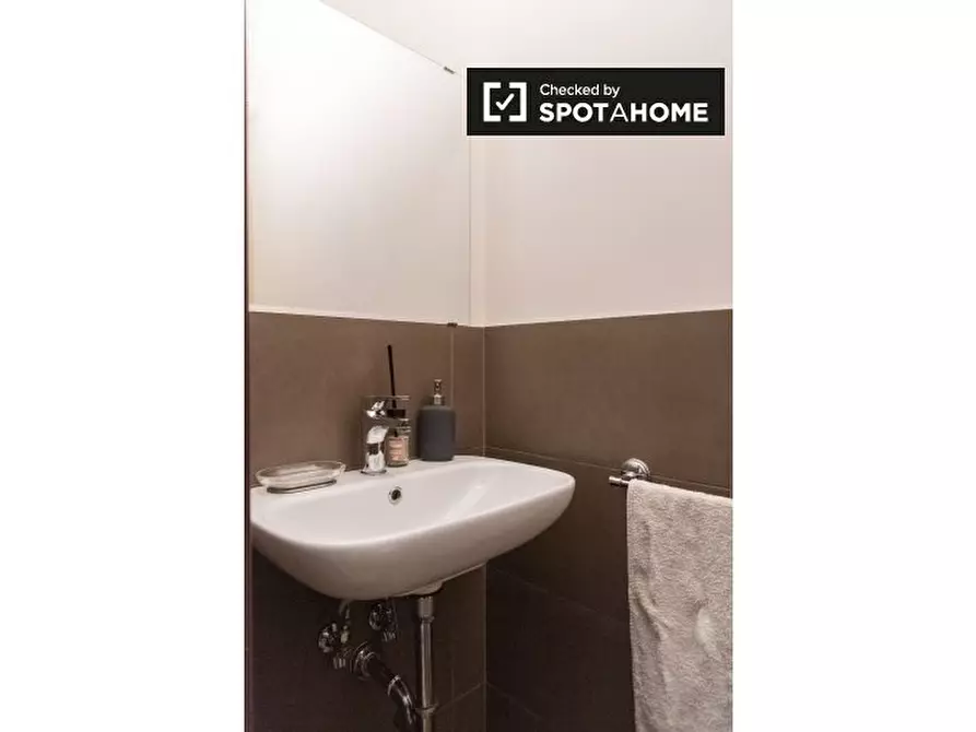 Immagine 19 di Camera condivisa in affitto  in Via Principe Amedeo a Roma
