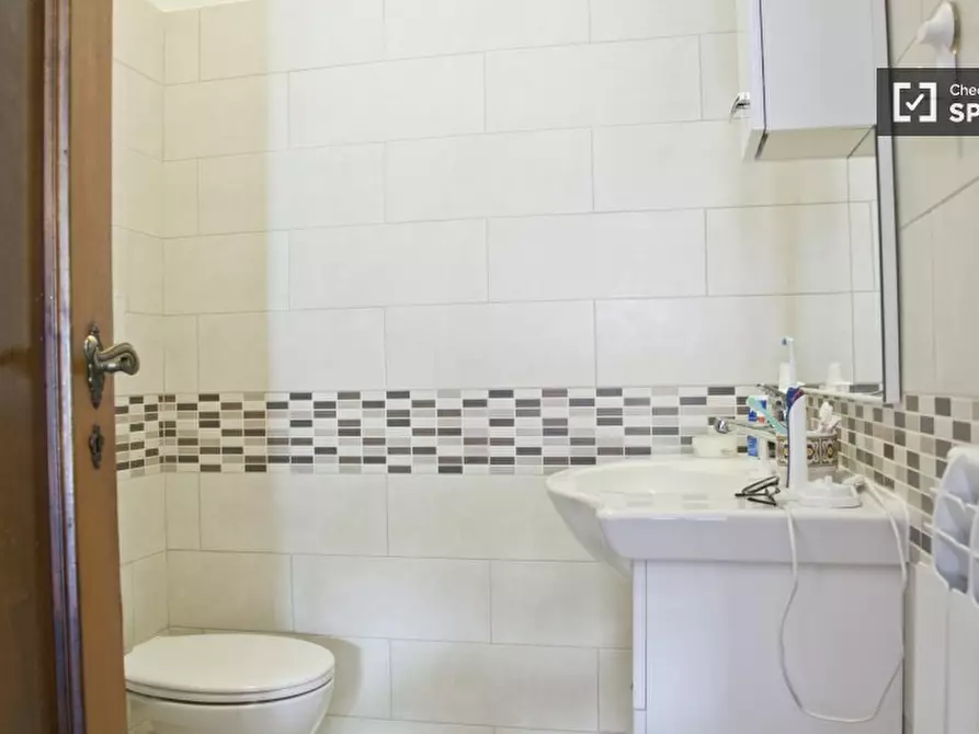 Immagine 5 di Camera condivisa in affitto  in Viale di Tor Marancia a Roma