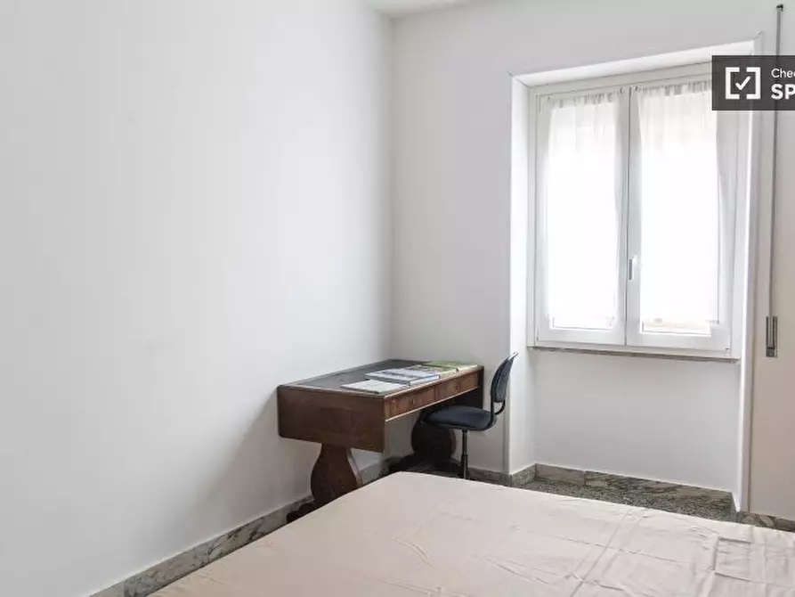 Immagine 2 di Camera condivisa in affitto  in Via Vetulonia a Roma