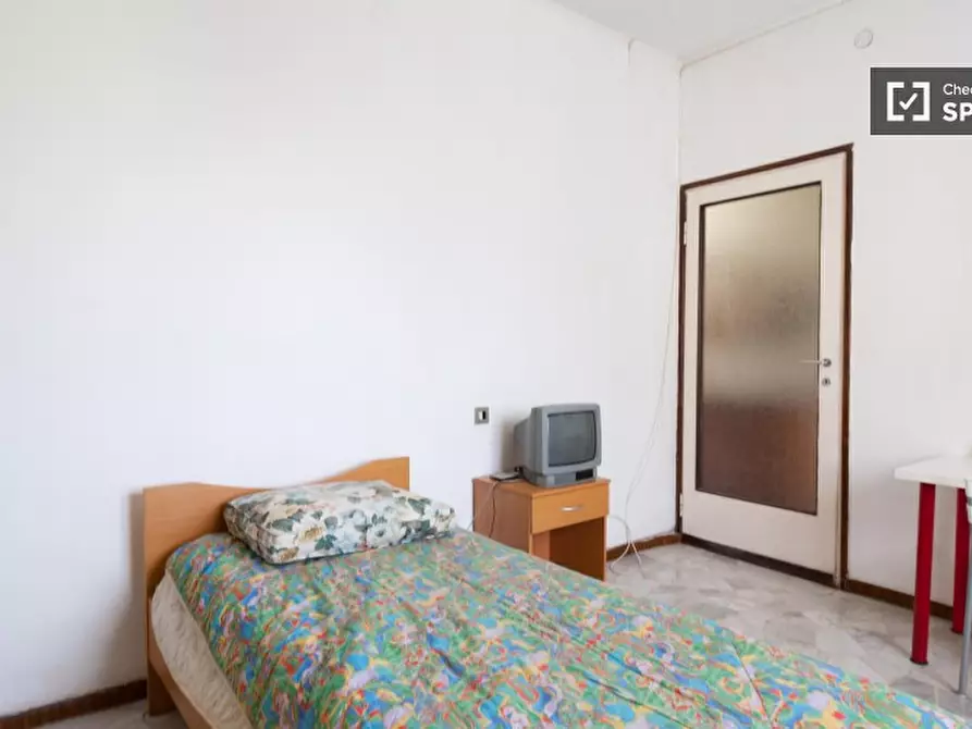 Immagine 2 di Camera condivisa in affitto  in Via Martinengo a Milano