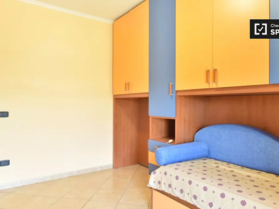 Immagine 4 di Camera condivisa in affitto  in Via Tullio Garbari, 00125 Roma RM, Italy a Roma