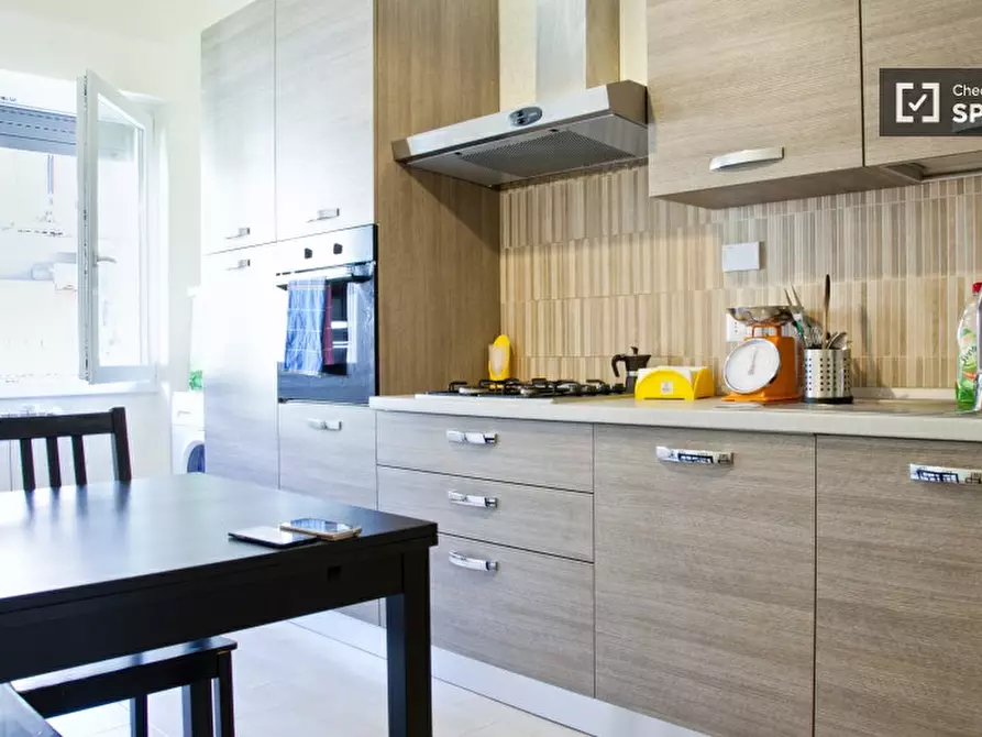 Immagine 8 di Camera condivisa in affitto  in Viale di Tor Marancia a Roma