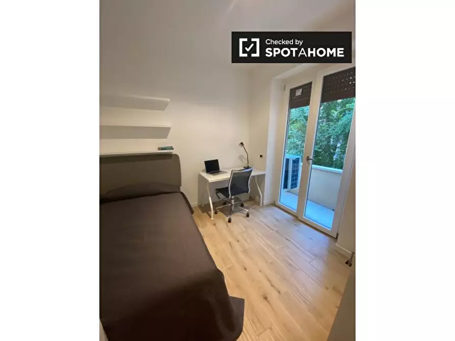 Immagine 5 di Camera condivisa in affitto  in Largo Ettore Marchiafava a Roma