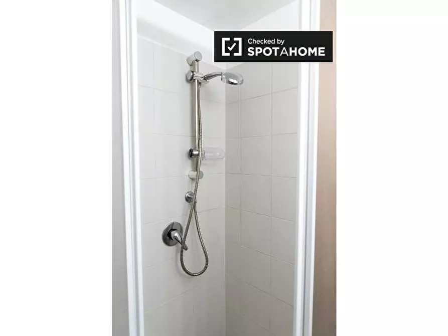 Immagine 10 di Appartamento in affitto  in Via Guido Guinizelli a Roma