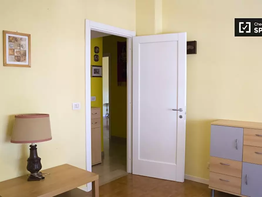 Immagine 2 di Camera condivisa in affitto  in Via Rugantino, 00169 Roma RM, Italy a Roma