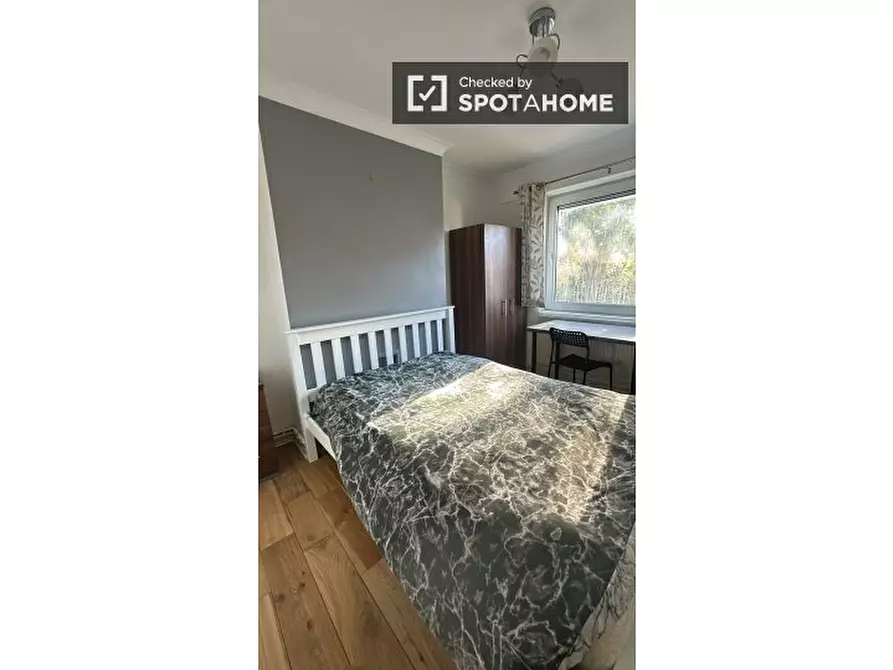 Immagine 2 di Camera condivisa in affitto  in Swanton Gardens, London SW19 6BL, UK a Merton