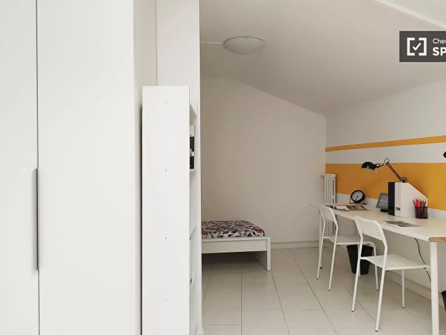 Immagine 2 di Camera condivisa in affitto  in Via Giambellino a Milano