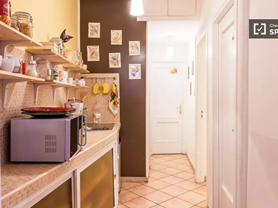 Immagine 6 di Camera condivisa in affitto  in Via Calatafimi a Roma