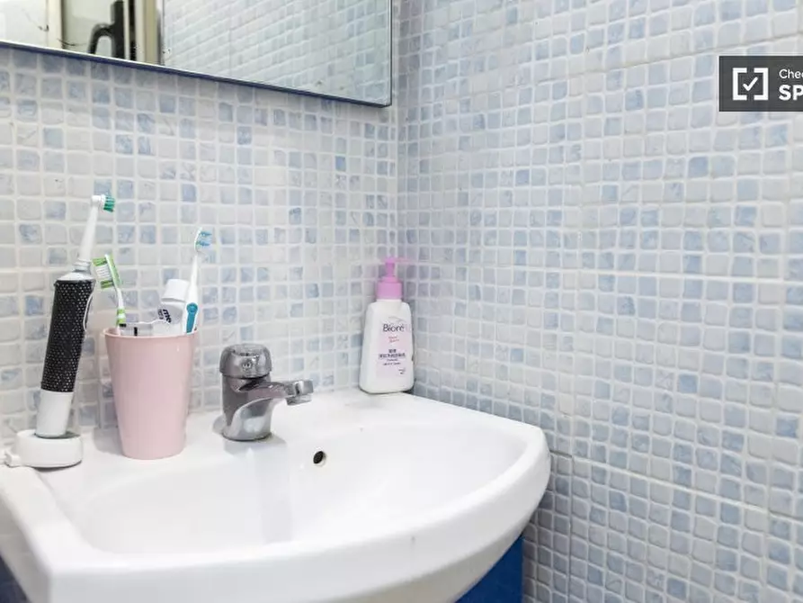 Immagine 15 di Camera condivisa in affitto  in Via Agri a Roma