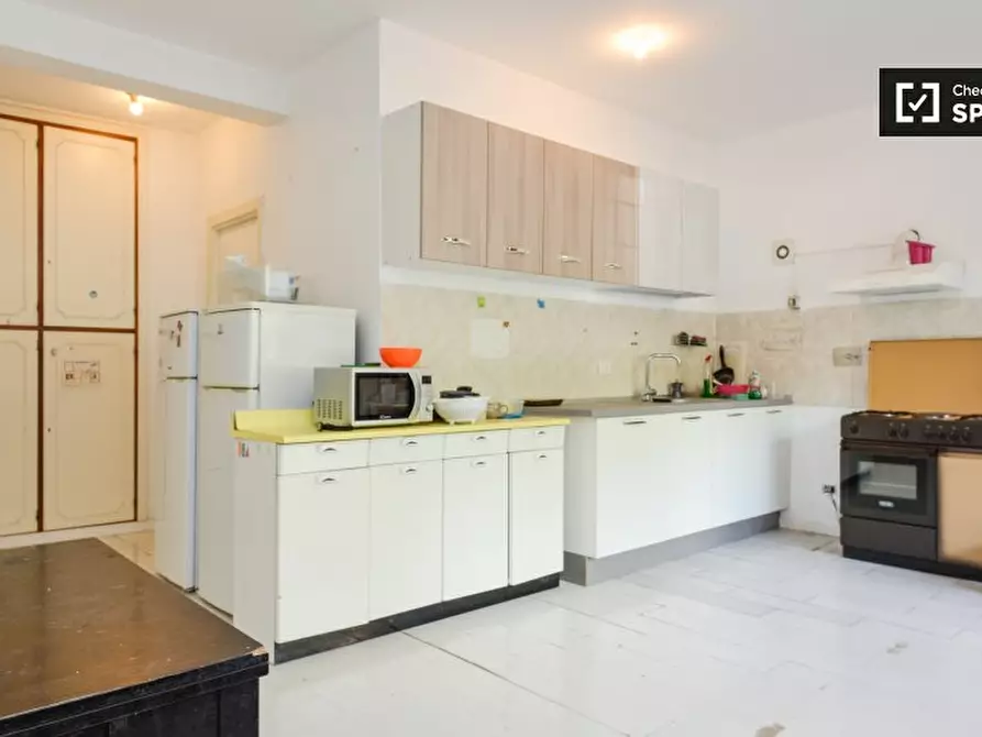 Immagine 6 di Camera condivisa in affitto  in Via Edoardo Jenner, 00151 Roma RM, Italy a Roma