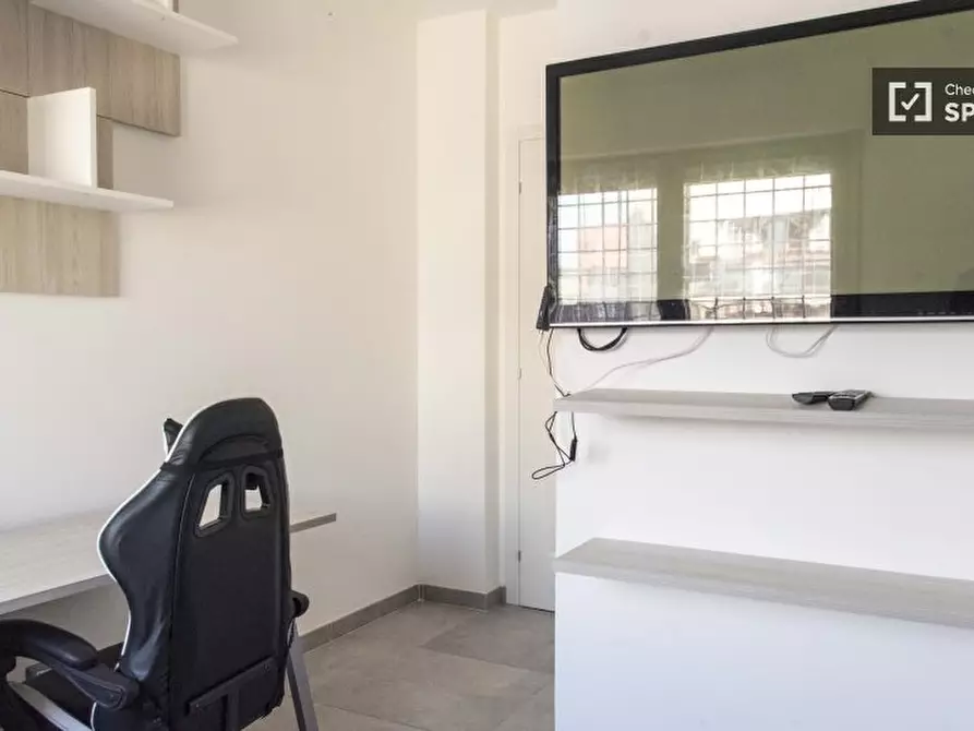 Immagine 4 di Camera condivisa in affitto  in Via di Torre Gaia a Roma