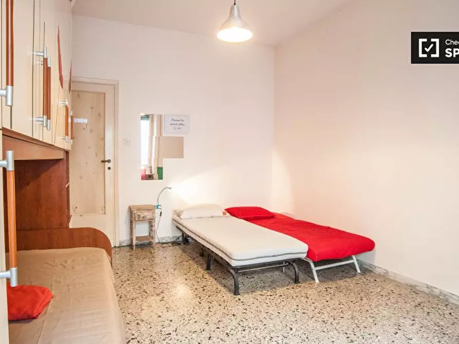 Immagine 3 di Camera condivisa in affitto  in Via Alba a Roma