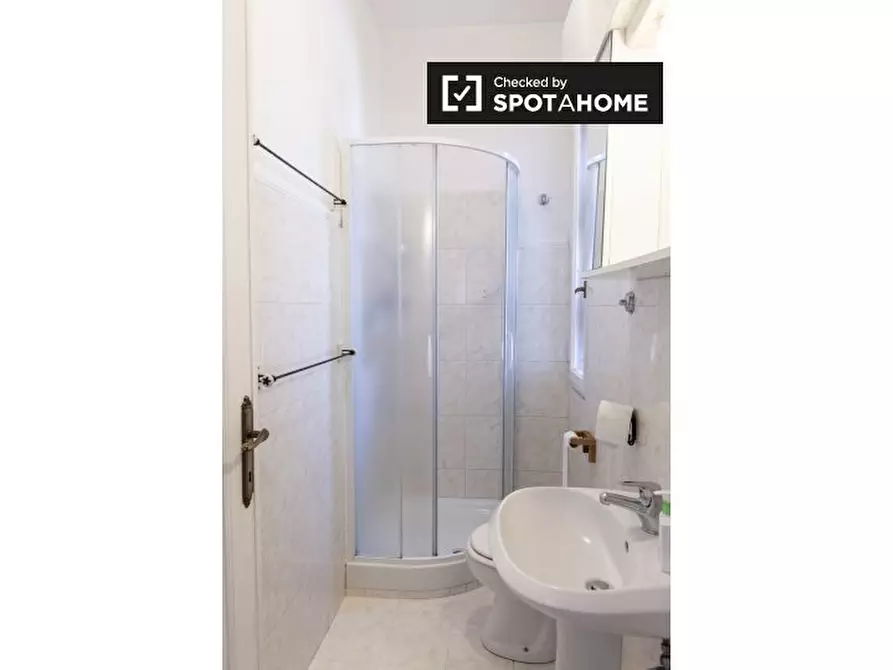 Immagine 18 di Camera condivisa in affitto  in Via Luca Valerio a Roma