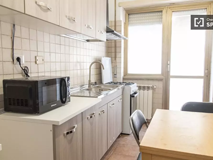 Immagine 5 di Camera condivisa in affitto  in Via Gregorio Ricci Curbastro a Roma