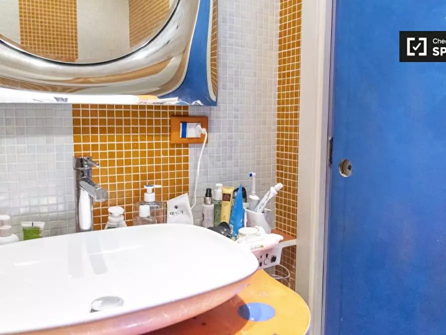 Immagine 4 di Camera condivisa in affitto  in Via dei Campi Flegrei a Roma