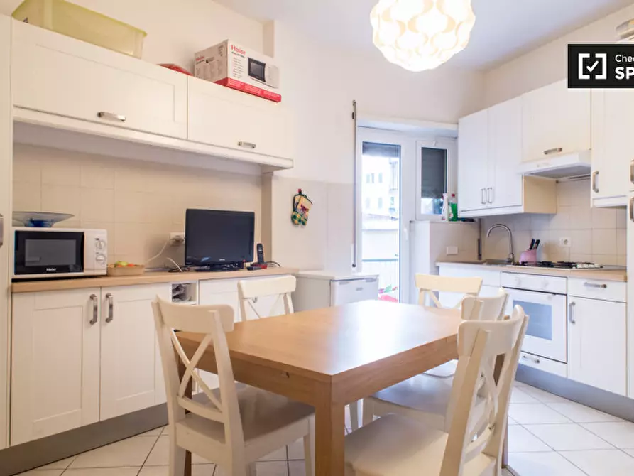 Immagine 6 di Camera condivisa in affitto  in Largo dei Colli Albani a Roma