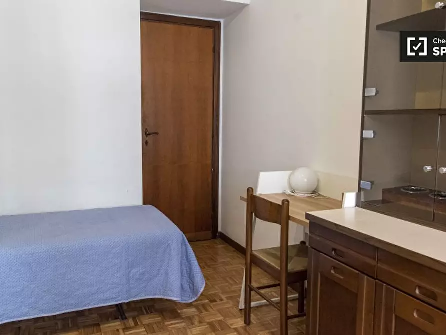 Immagine 4 di Camera condivisa in affitto  in Via Renato Simoni a Roma