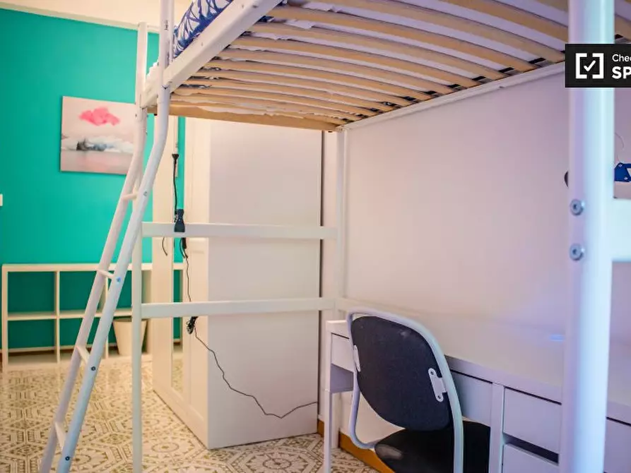 Immagine 2 di Camera condivisa in affitto  in Via Alfredo Catalani a Roma