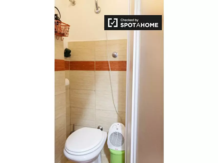 Immagine 7 di Camera condivisa in affitto  in Via Francesco Amici a Roma