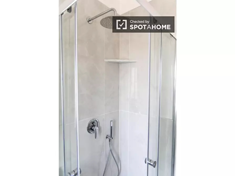 Immagine 11 di Camera condivisa in affitto  in Via del Casale Sansoni a Roma