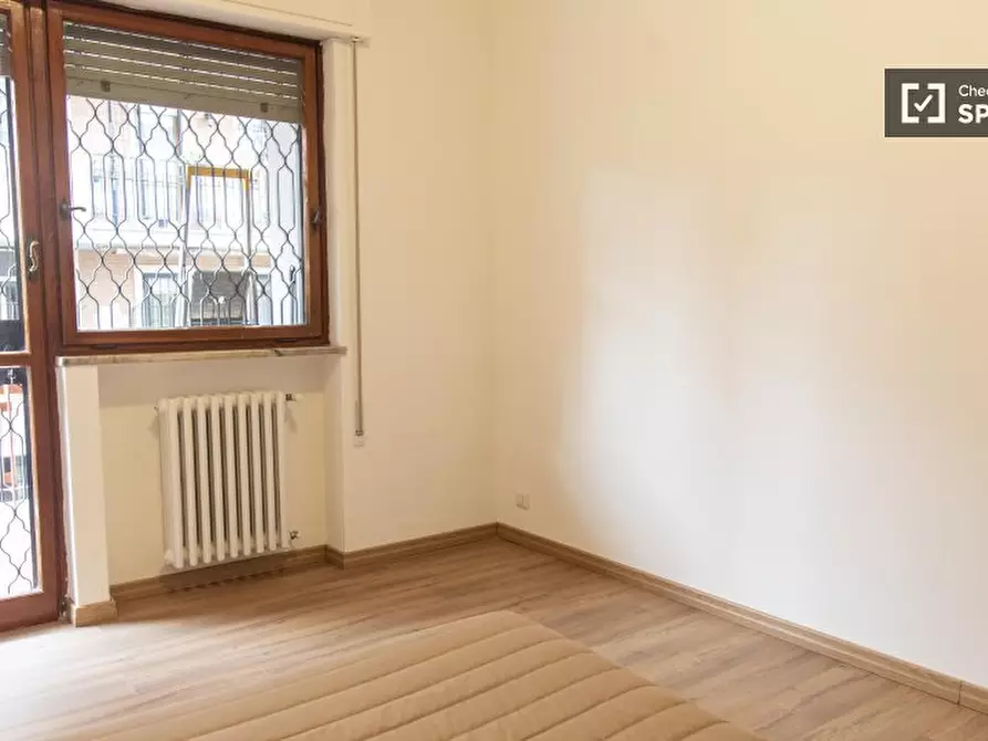 Immagine 3 di Camera condivisa in affitto  in Via Mattia Battistini a Roma