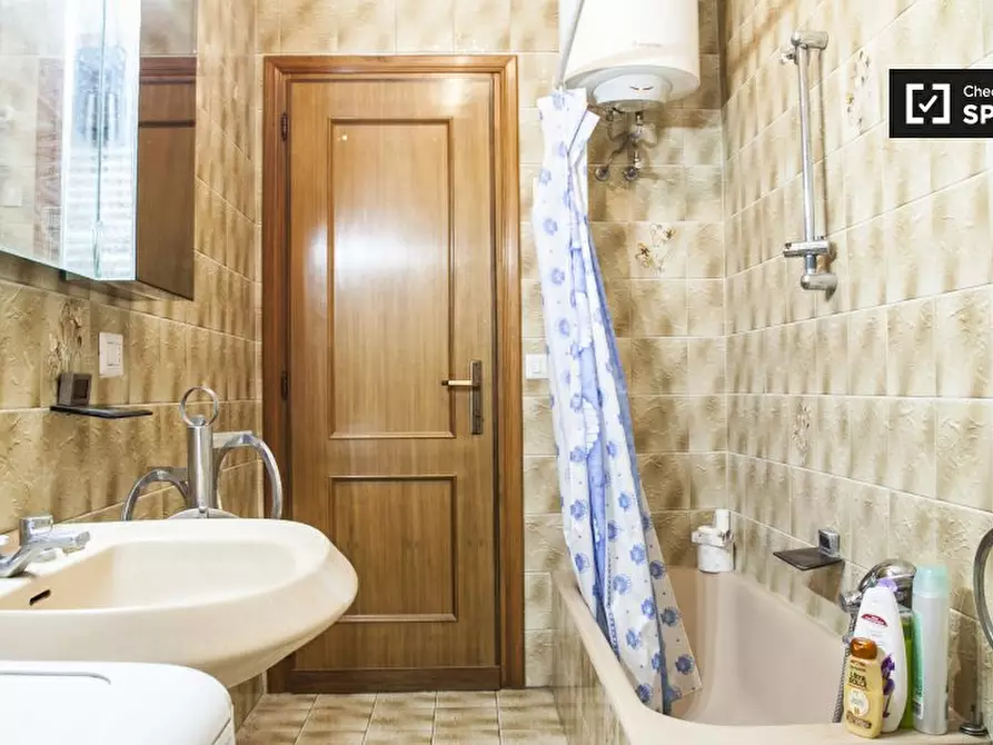 Immagine 13 di Camera condivisa in affitto  in Via Altavilla Irpina a Roma