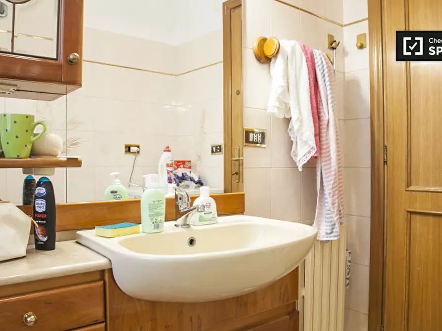 Immagine 10 di Camera condivisa in affitto  in Via Sestio Menas a Roma