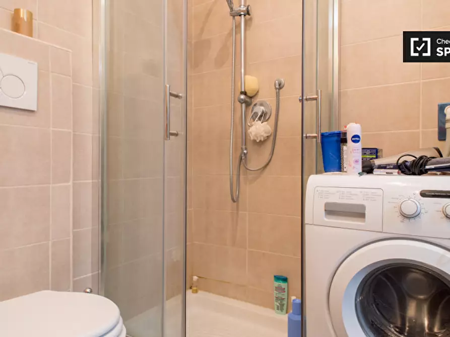 Immagine 12 di Camera condivisa in affitto  in Via Casilina a Roma