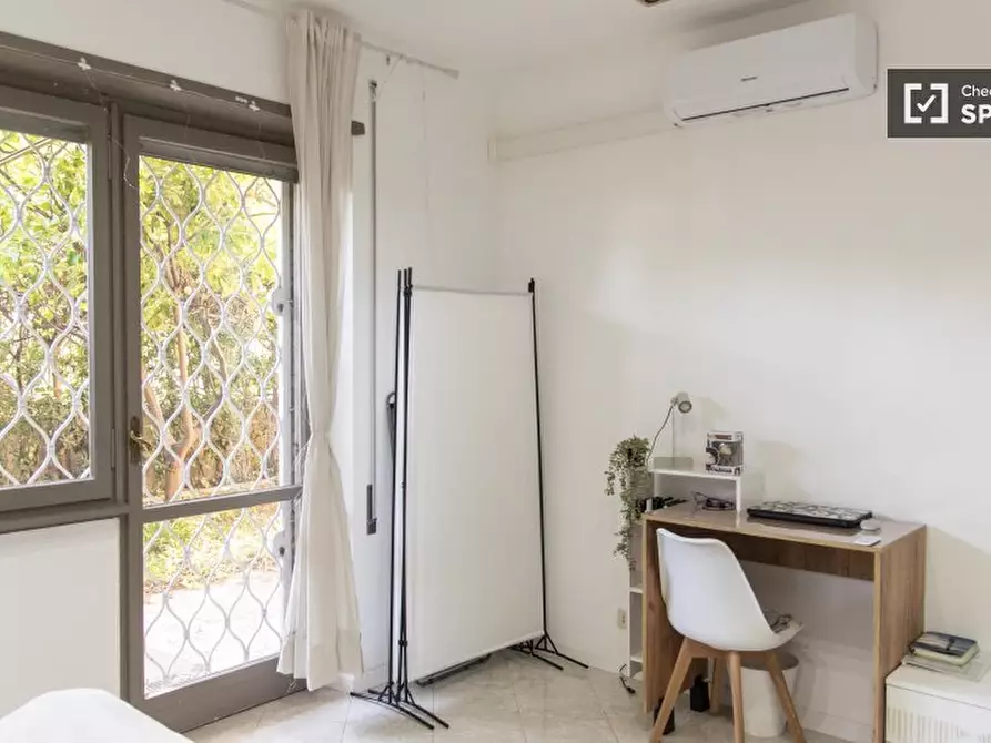 Immagine 2 di Camera condivisa in affitto  in Via Canzone del Piave a Roma