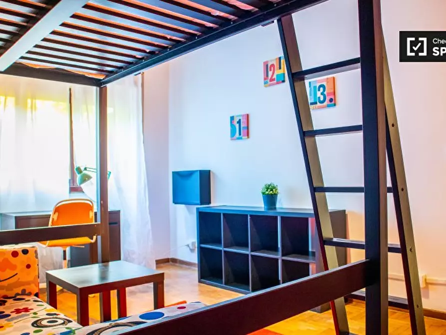 Immagine 2 di Camera condivisa in affitto  in Via Alfredo Catalani a Roma