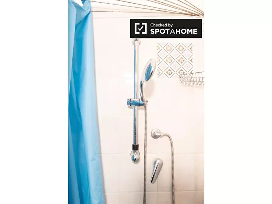 Immagine 6 di Camera condivisa in affitto  in Via Venzone a Roma