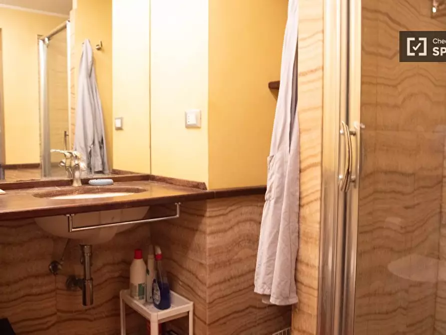 Immagine 3 di Camera condivisa in affitto  in Via Cavour a Roma