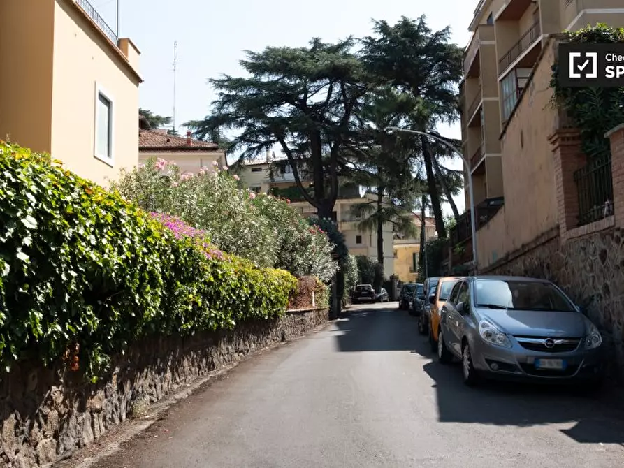 Immagine 19 di Camera condivisa in affitto  in Via dei Giovi a Roma