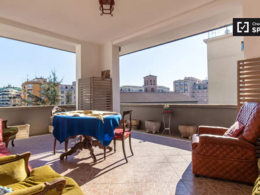 Immagine 5 di Camera condivisa in affitto  in Via Nemorense a Roma