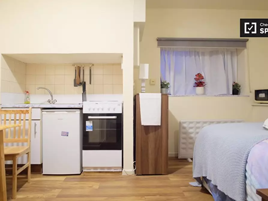 Immagine 6 di Ufficio in affitto  in Apartment a Brent