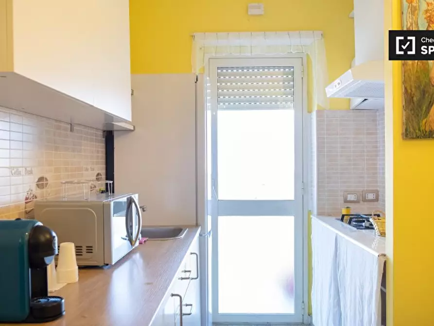 Immagine 10 di Camera condivisa in affitto  in Via Venzone a Roma