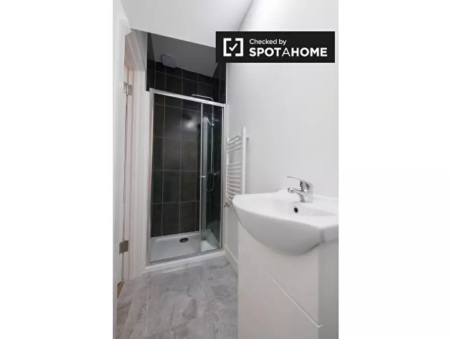 Immagine 18 di Appartamento in affitto  in Heathfield Park Drive a Barking