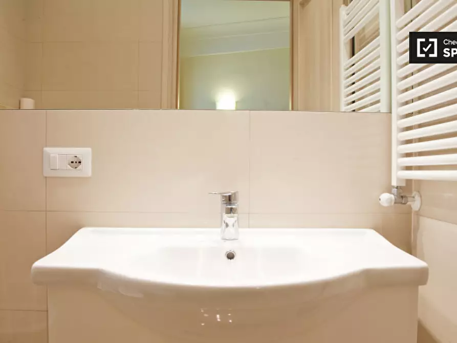 Immagine 8 di Camera condivisa in affitto  in Via Barletta a Roma