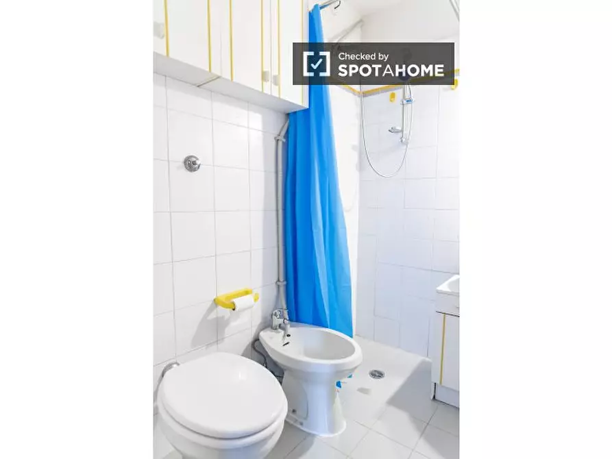 Immagine 11 di Camera condivisa in affitto  in Via Carlo Mirabello a Roma