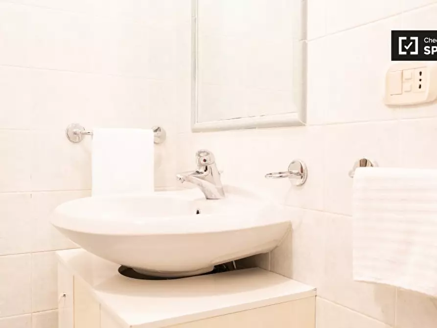 Immagine 6 di Camera condivisa in affitto  in Via dei Giovi a Roma