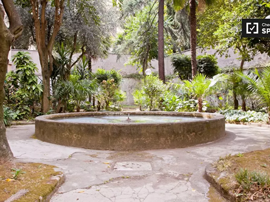 Immagine 17 di Camera condivisa in affitto  in Via Dacia a Roma