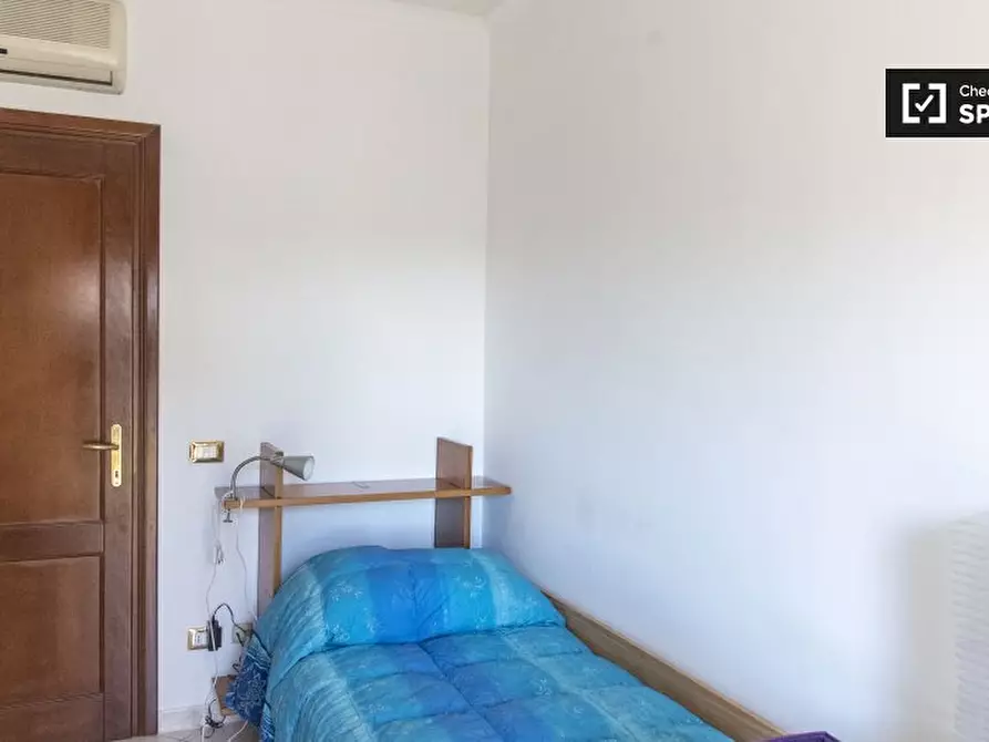 Immagine 3 di Camera condivisa in affitto  in Via Giuseppe Gregoraci a Roma