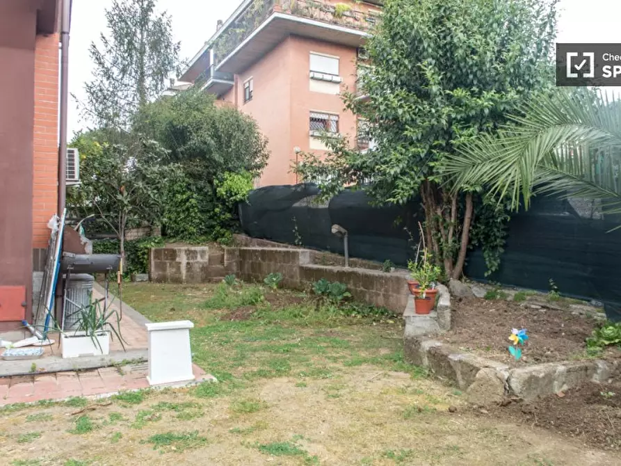 Immagine 11 di Camera condivisa in affitto  in Via dei Macarani a Roma