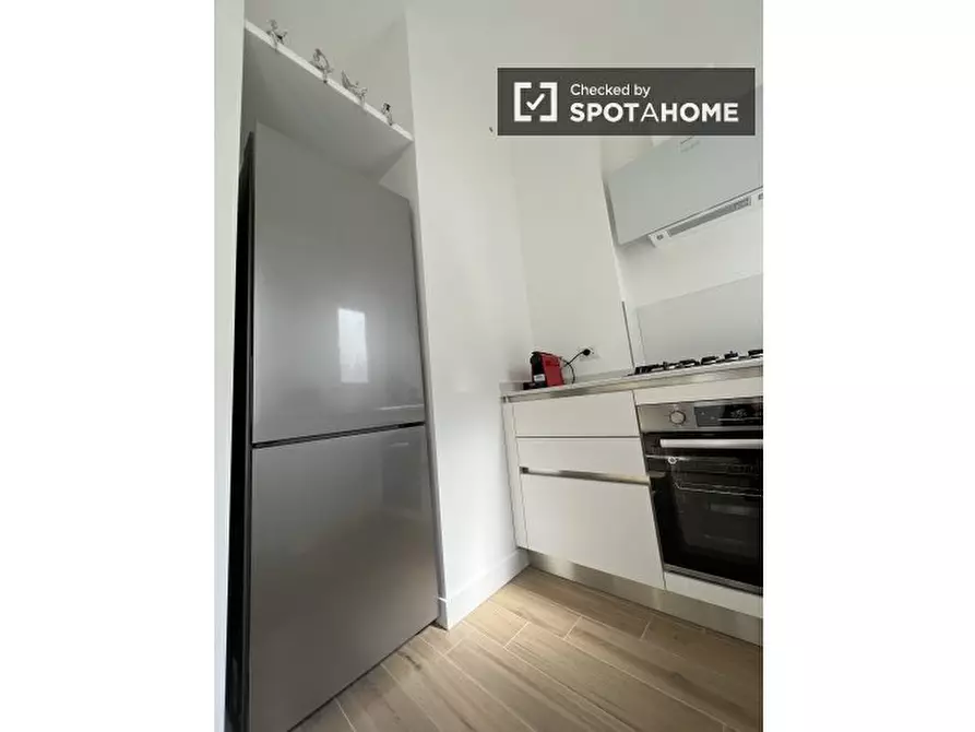 Immagine 7 di Camera condivisa in affitto  in Via Giovanni Mingazzini a Roma