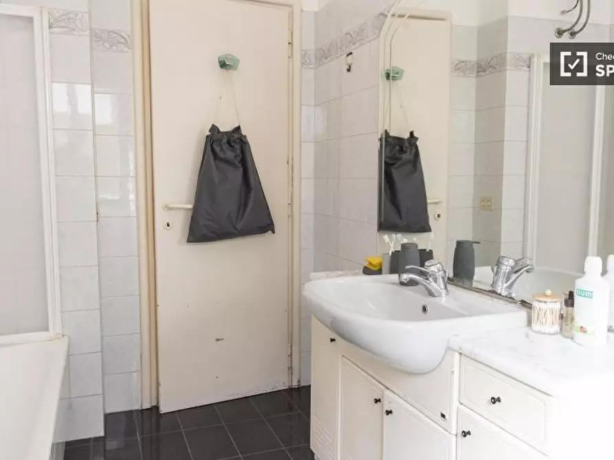 Immagine 8 di Camera condivisa in affitto  in Via Paola Falconieri a Roma