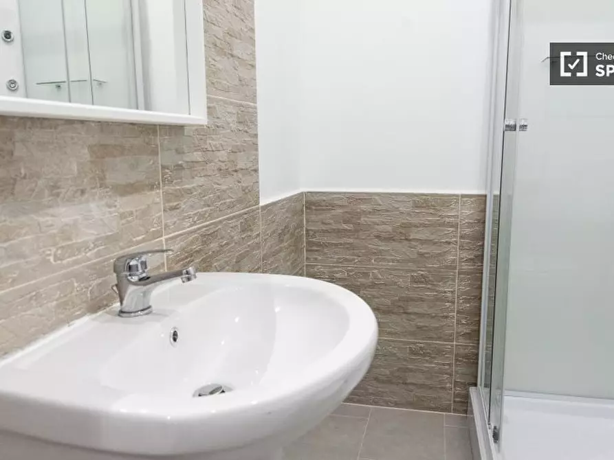 Immagine 8 di Camera condivisa in affitto  in Piazza Regina Margherita a Roma