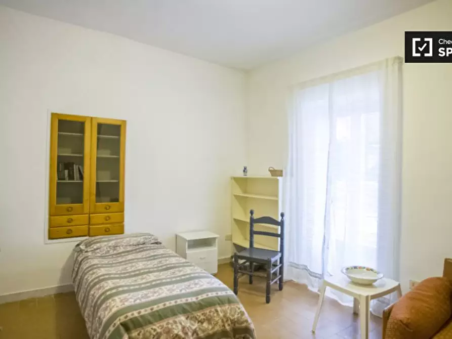 Immagine 3 di Camera condivisa in affitto  in Via Ernesto Ovidi a Roma