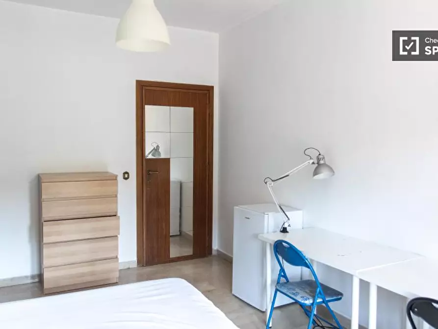 Immagine 2 di Camera condivisa in affitto  in Via Laurentina a Roma