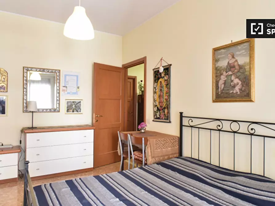 Immagine 2 di Camera condivisa in affitto  in Via Appia Nuova a Roma