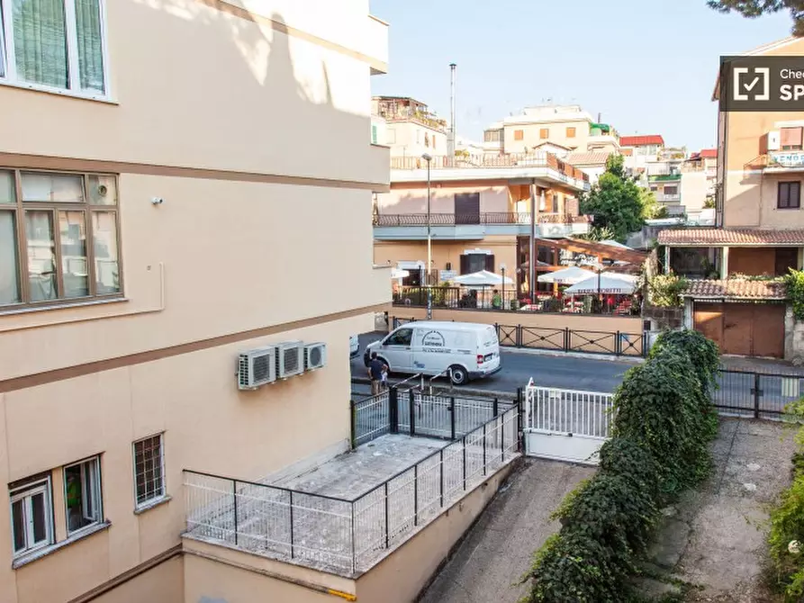 Immagine 19 di Camera condivisa in affitto  in Via del Fontanile Arenato a Roma